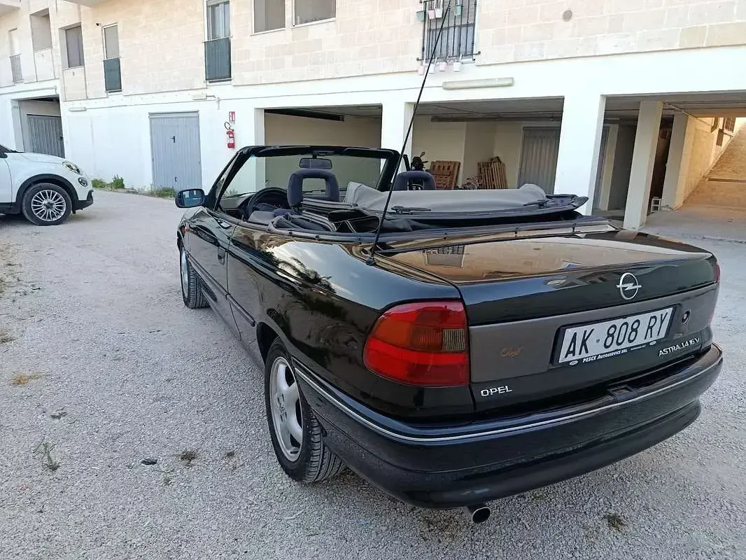 Usata Opel Astra Cabriolet 90 CV (66 kW) 1996 Cabrio