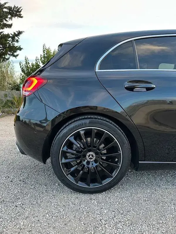 Usado Mercedes A180 116 CV (85 kW) 2020 Negro Utilitario