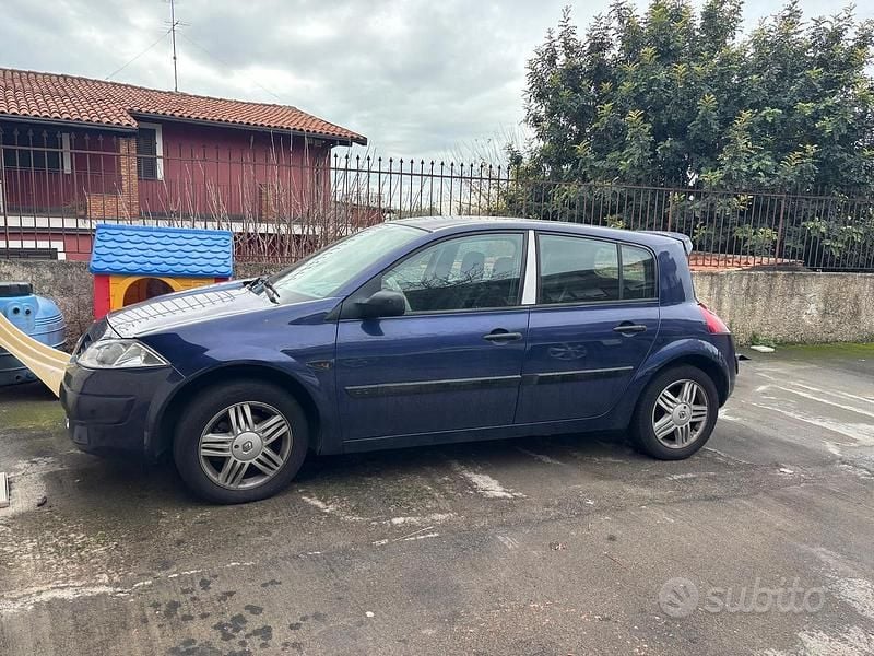 Blu Usata 2005 Renault Mégane II Berlina | 1500 € (Buon prezzo) - Immagine 1/3