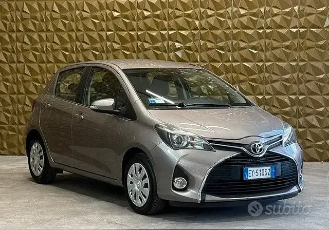 Usata Toyota Yaris Active 90 CV (66 kW) 2015 Beige Utilitaria