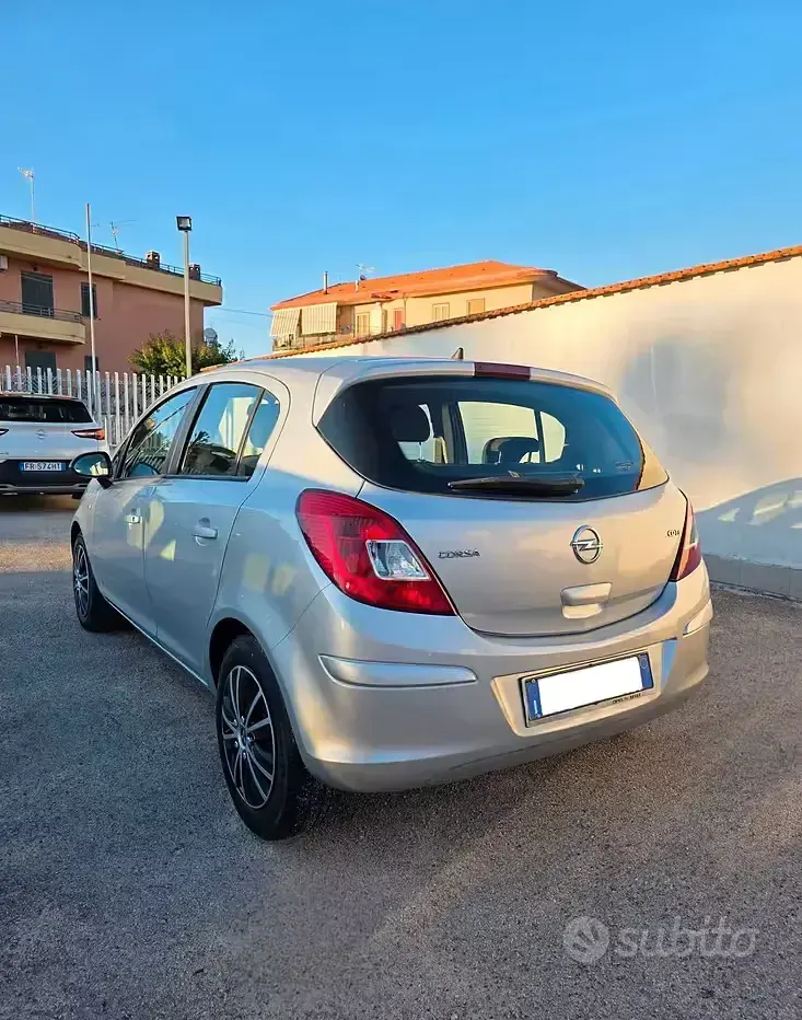 Usata Opel Corsa 95 CV (69 kW) 2011 Grigio Utilitaria
