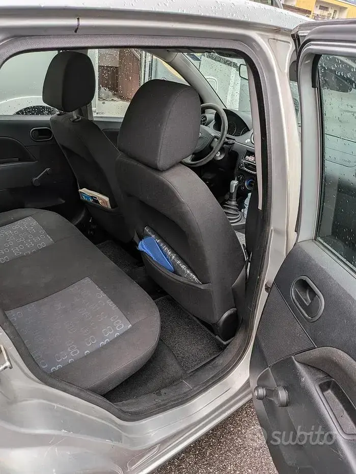 Usata Ford Fiesta 75 CV (55 kW) 2005 Grigio Utilitaria
