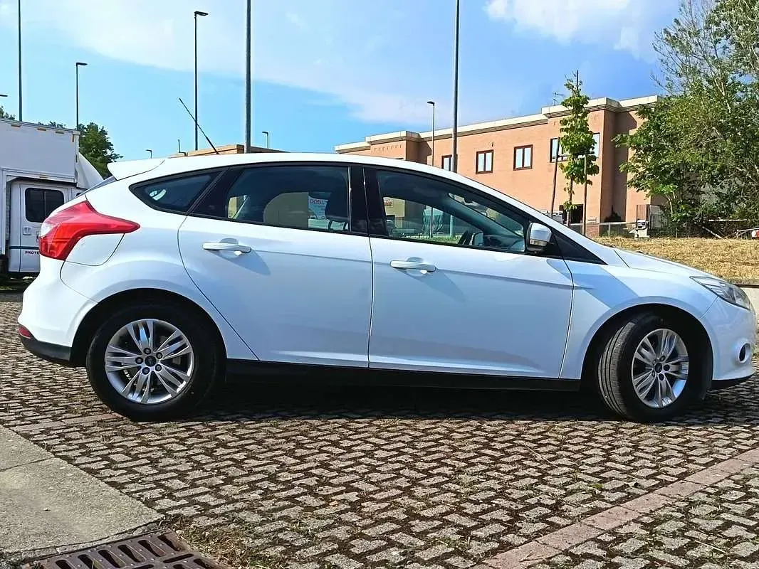 Usata Ford Focus 116 CV (85 kW) 2011 Bianco Berlina