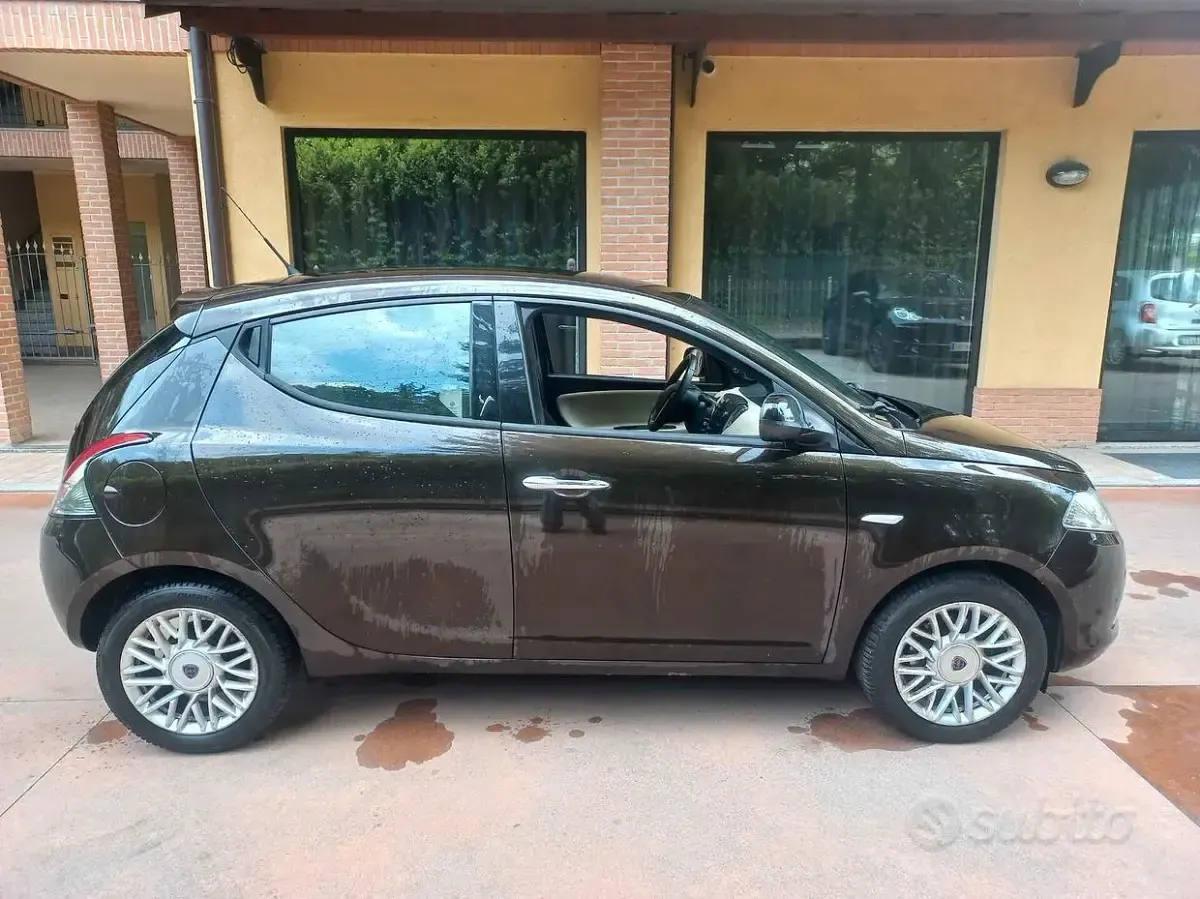 Usata Lancia Ypsilon Silver 69 CV (50 kW) 2013 Marrone Utilitaria