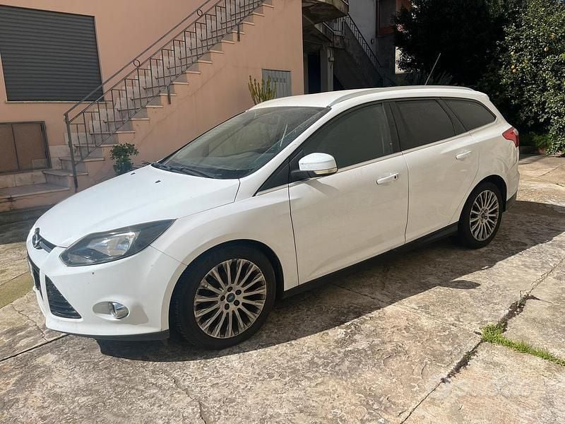Usata Ford Focus 116 CV (85 kW) 2011 Bianco Station wagon
