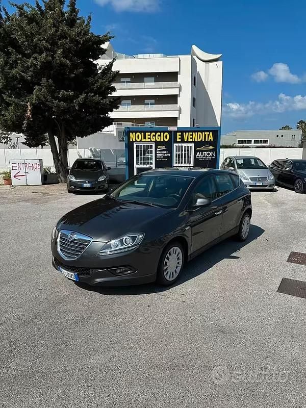 Usata Lancia Delta 121 CV (88 kW) 2010 Marrone Utilitaria