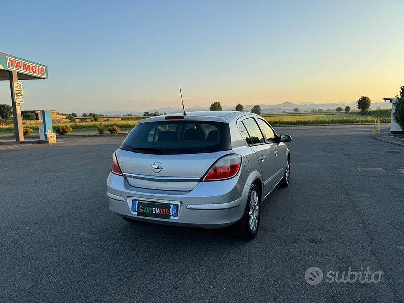Usata Opel Astra Club 90 CV (66 kW) 2006 Grigio Berlina