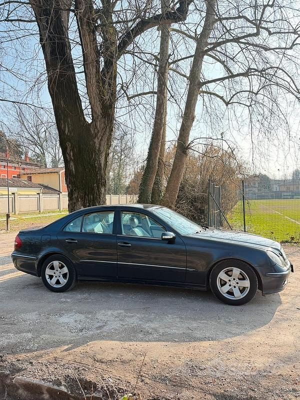 Usata Mercedes E320 Avantgarde 204 CV (150 kW) 2003 Blu Berlina