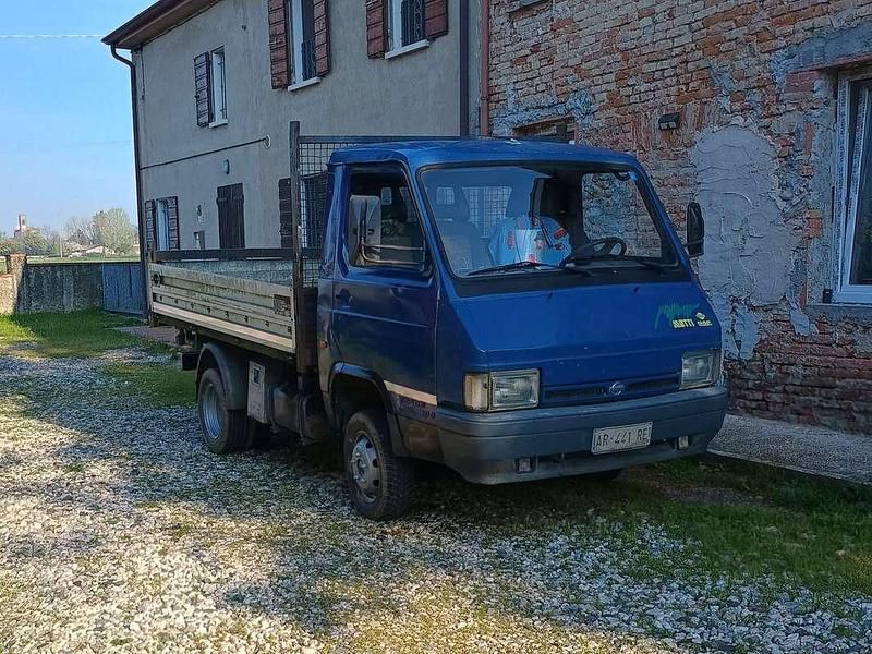 Blu/azzurro Usata 1987 Nissan Trade | 3800 € - Immagine 1/1