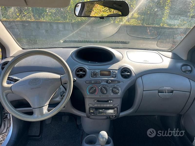 Usata Toyota Yaris Sol 68 CV (50 kW) 1999 Grigio Utilitaria