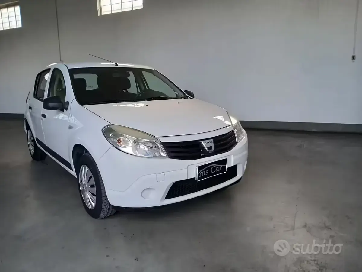 Usata Dacia Sandero Ambiance 72 CV (52 kW) 2010 Bianco Berlina