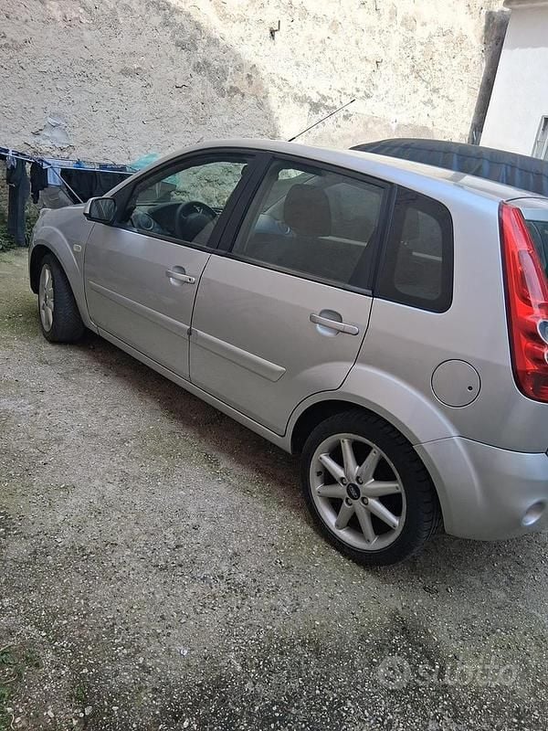 Usata Ford Fiesta 80 CV (58 kW) 2007 Grigio Utilitaria