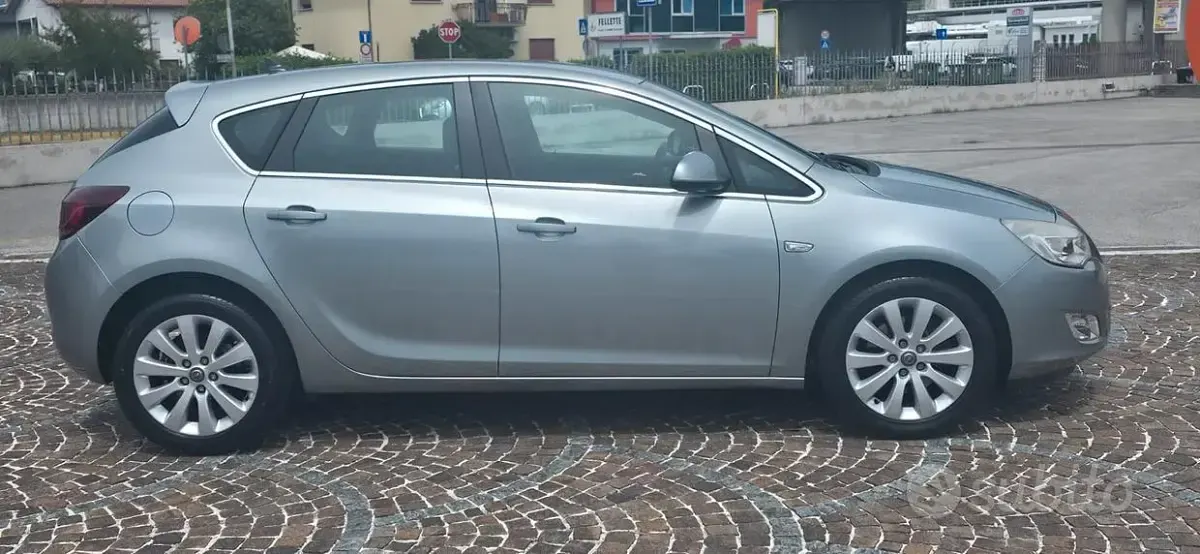 Usata Opel Astra Cosmo 110 CV (80 kW) 2011 Grigio Coupé