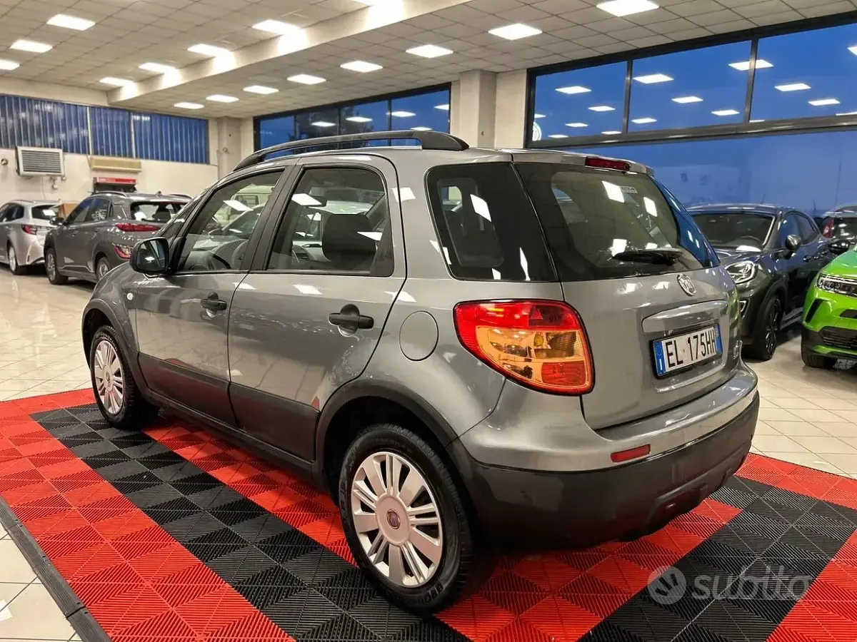 Usata Fiat Sedici 120 CV (88 kW) 2012 Grigio SUV