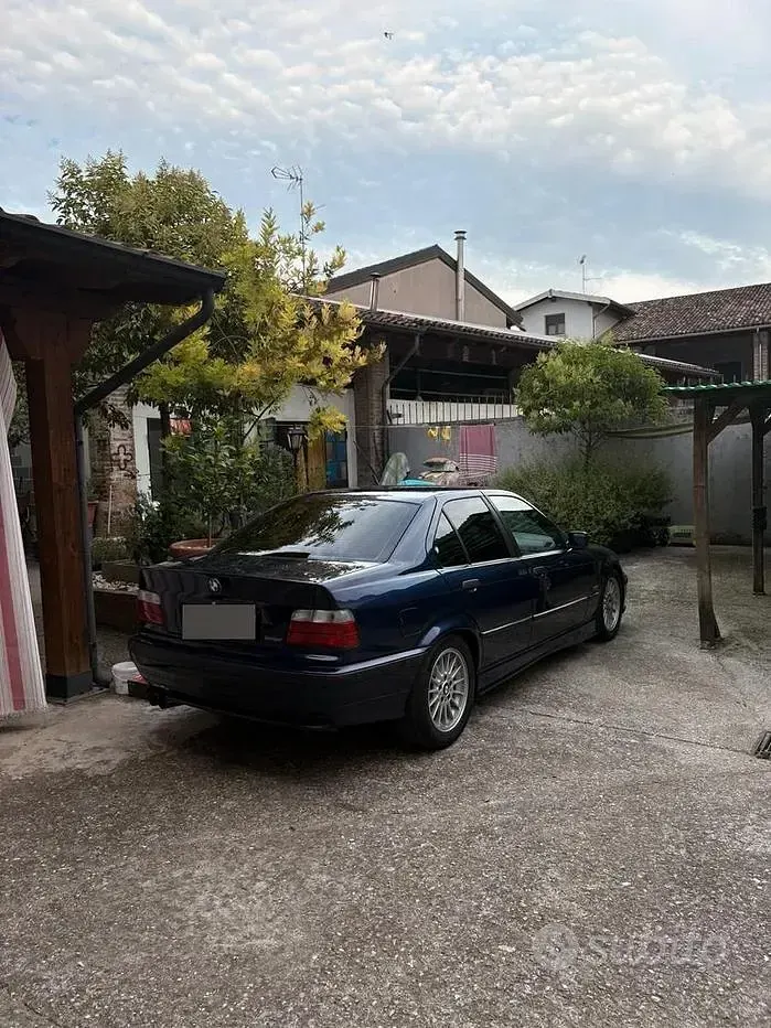 Usata BMW 318 115 CV (84 kW) 1996 Bluazzurro Berlina