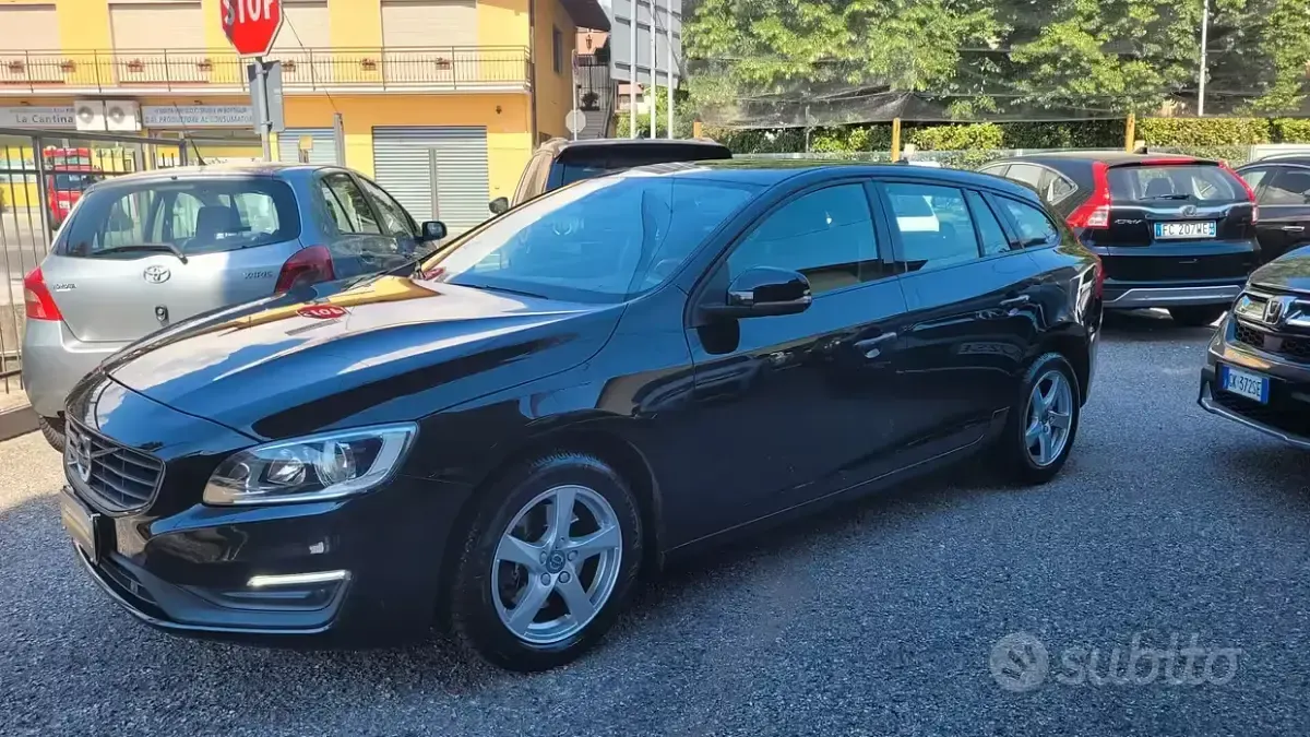 Usata Volvo V60 Dynamic 120 CV (88 kW) 2018 Nero Station wagon