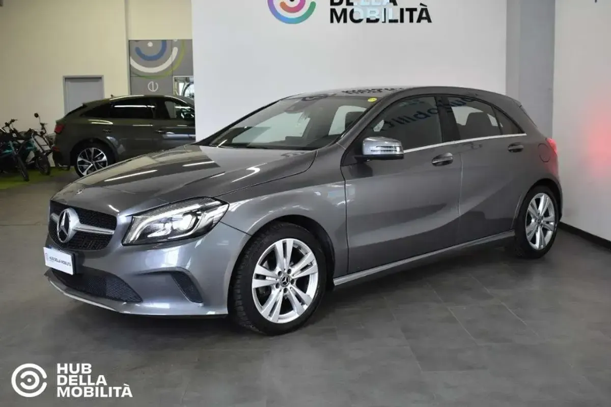 Usata Mercedes A180 109 CV (80 kW) 2017 Grigio Berlina