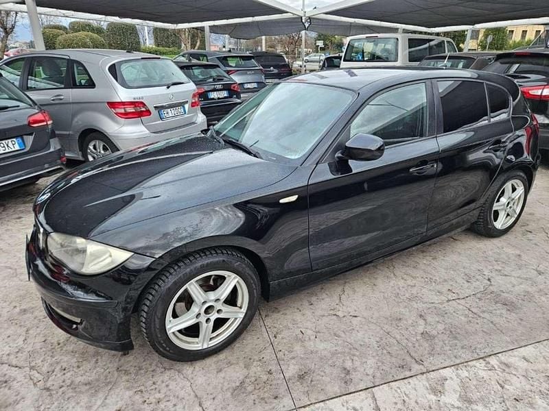 Nero pastello Usata 2010 BMW 116 Efficient Dynamics Due volumi | 6000 € (Buon prezzo) - Immagine 1/4
