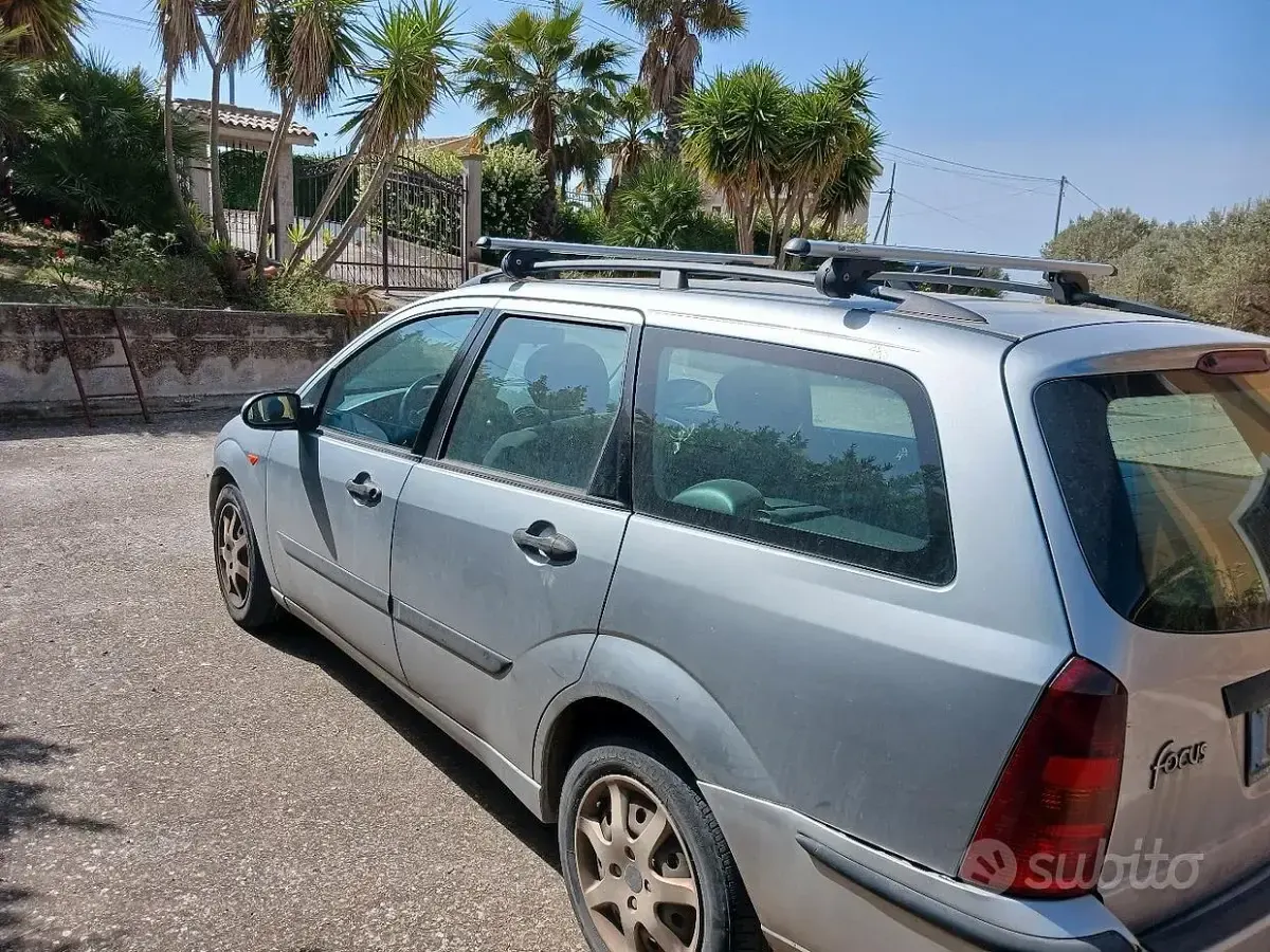 Begagnad Ford Focus 100 HK (73 kW) 2004 Grå Kombi