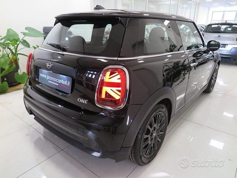 Usata Mini ONE Classic 102 CV (75 kW) 2021 Nero Utilitaria