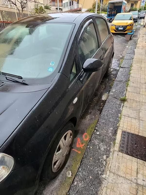 Usata Fiat Grande Punto 77 CV (56 kW) 2005 Blu Utilitaria