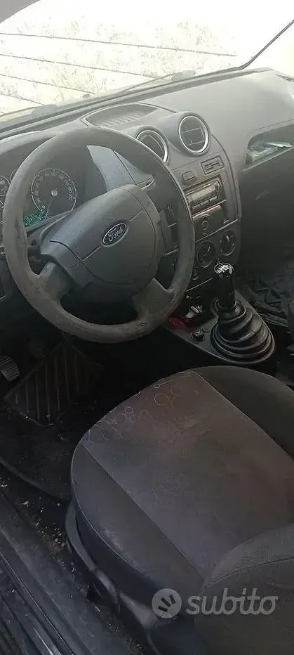 Usata Ford Fiesta 68 CV (50 kW) 2006 Nero Utilitaria
