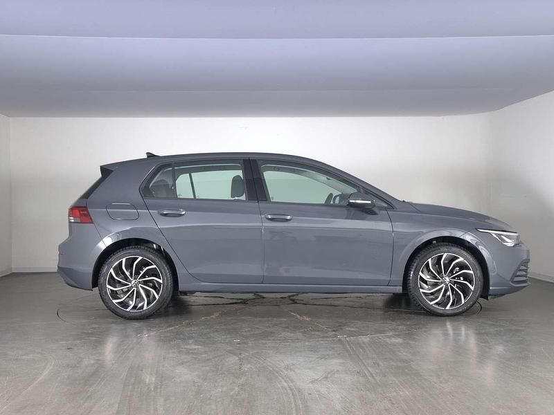 Usata VW Golf VIII Life 131 CV (96 kW) 2023 Dolphin grey metallizzato Berlina