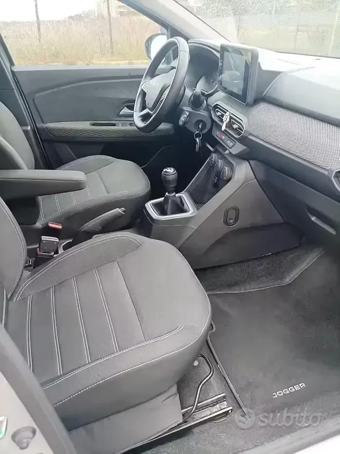 Occasion Dacia Jogger 101 ch (74 kW) 2023 Gris Monospace