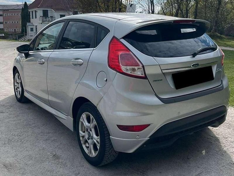 Usata Ford Fiesta Ghia 90 CV (66 kW) 2007 Argento Berlina