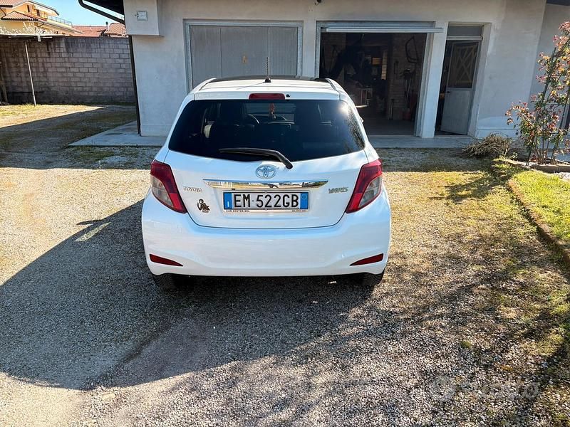 Second-hand Toyota Yaris 90 CP (66 kW) 2012 Alb Hatchback