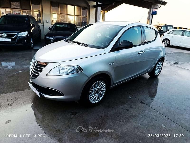 Usata Lancia Ypsilon Platinum 69 CV (50 kW) 2016 Argento Utilitaria