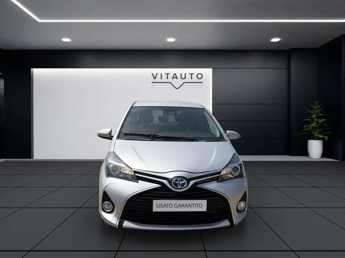 Usata Toyota Yaris Hybrid Active 73 CV (53 kW) 2016 Argento Berlina