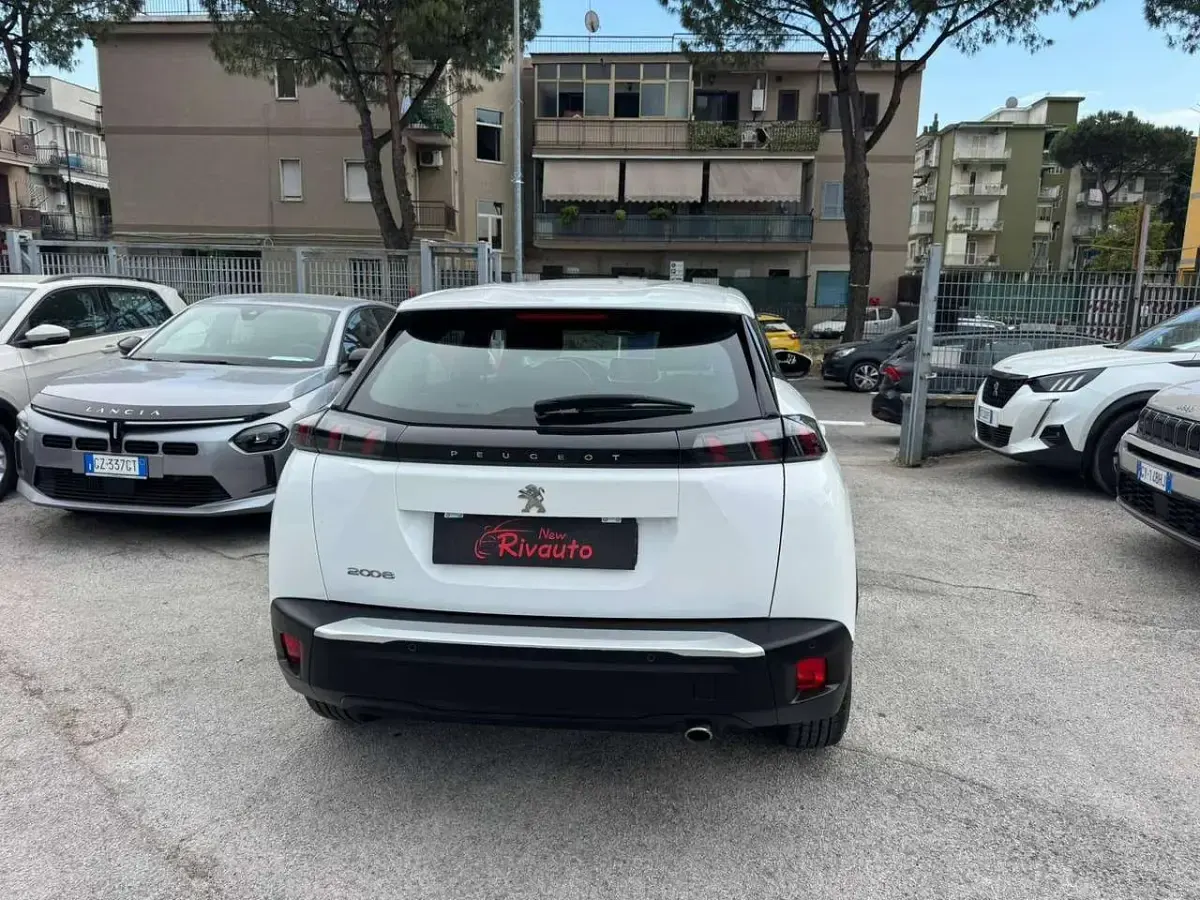 Usata Peugeot 2008 Active 110 CV (80 kW) 2021 Bianco SUV
