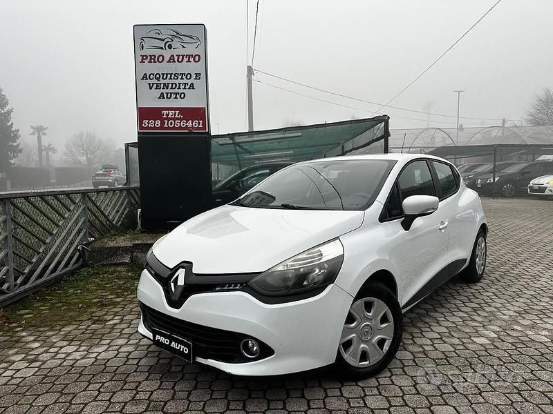 Bianco Usata 2014 Renault Clio IV Tre volumi | 5199 € (Buon prezzo) - Immagine 1/4