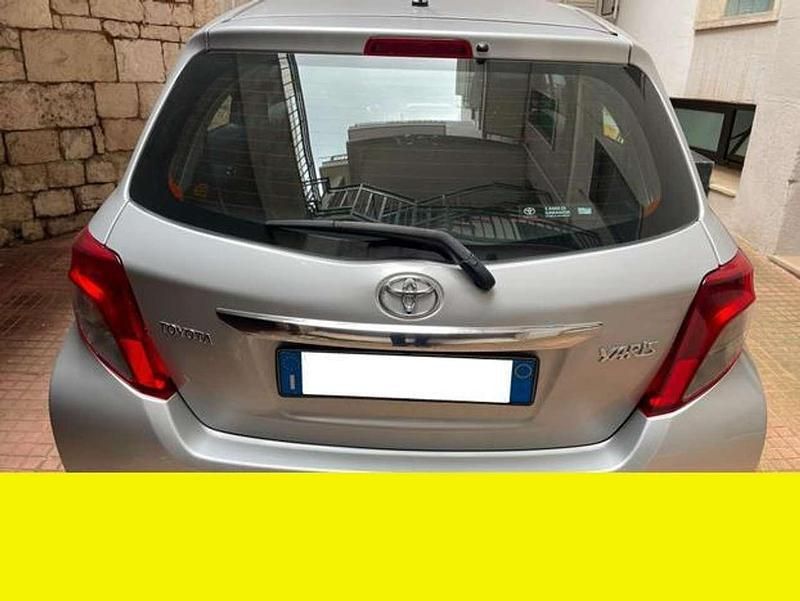 Usata Toyota Yaris Active 90 CV (66 kW) 2013 Grigio Berlina