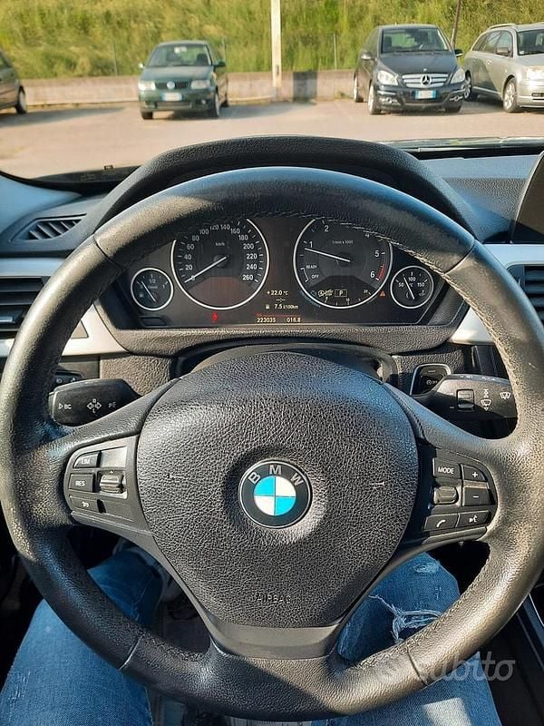 Begagnad BMW 318 Sport Line 143 HK (105 kW) 2014 Svart Kombi