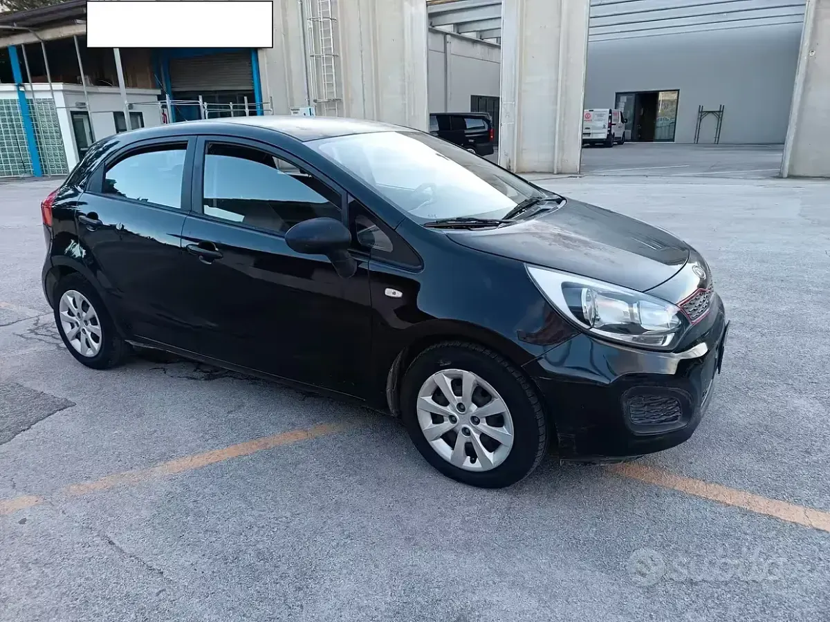 Usata Kia Rio 75 CV (55 kW) 2012 Nero Berlina