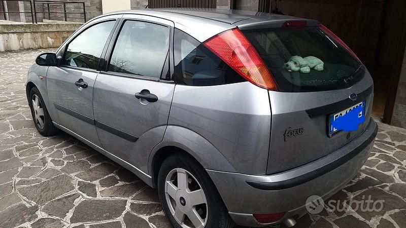 Usata Ford Focus Ambiente 101 CV (74 kW) 2003 Grigio Berlina