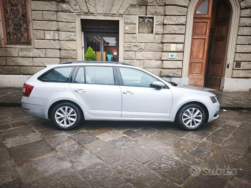 Grigio Usata 2020 Skoda Octavia Station wagon | 13.900 € (Ottimo prezzo) - Immagine 1/4