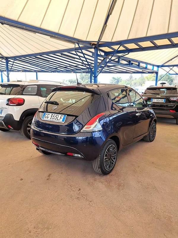 Usata Lancia Ypsilon Gold 69 CV (50 kW) 2021 Blu Utilitaria