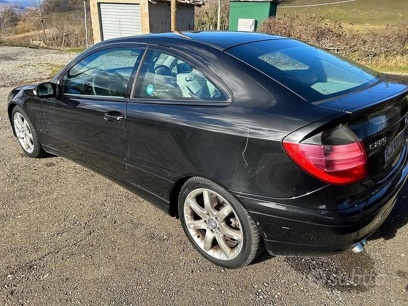 Usata Mercedes C220 Avantgarde 143 CV (105 kW) 2003 Nero Coupé