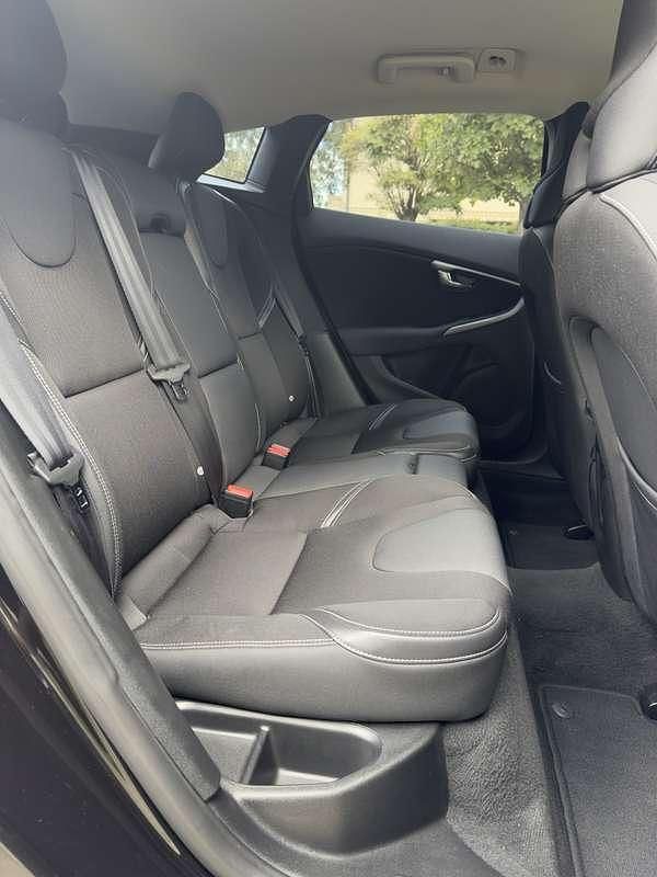 Usata Volvo V40 Momentum 120 CV (88 kW) 2019 Nero Berlina