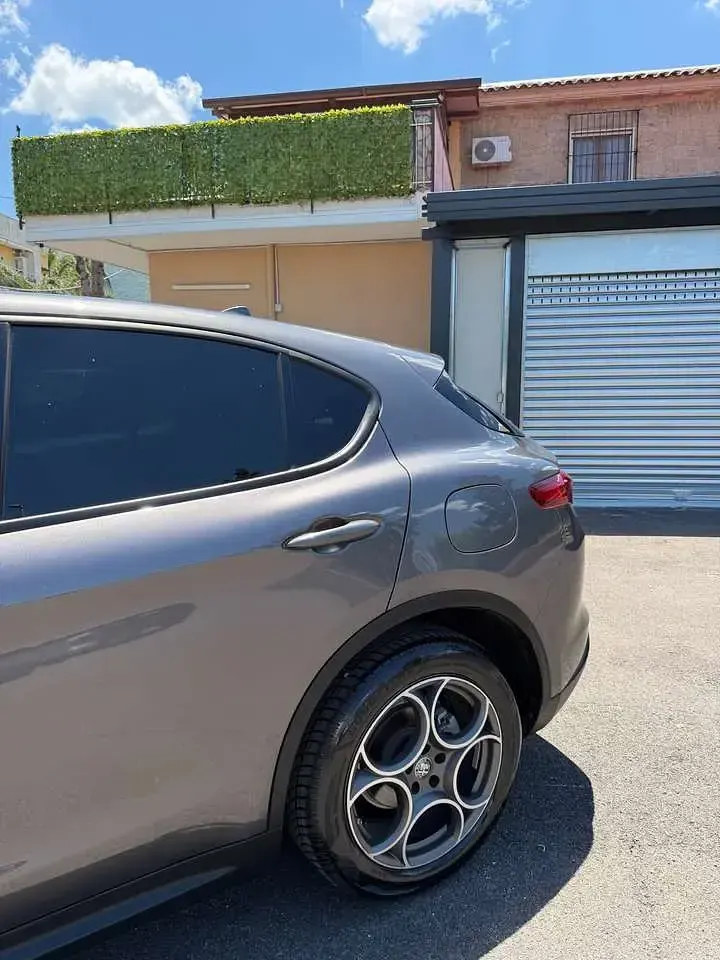 Usata Alfa Romeo Stelvio Sprint 190 CV (139 kW) 2022 Argento SUV