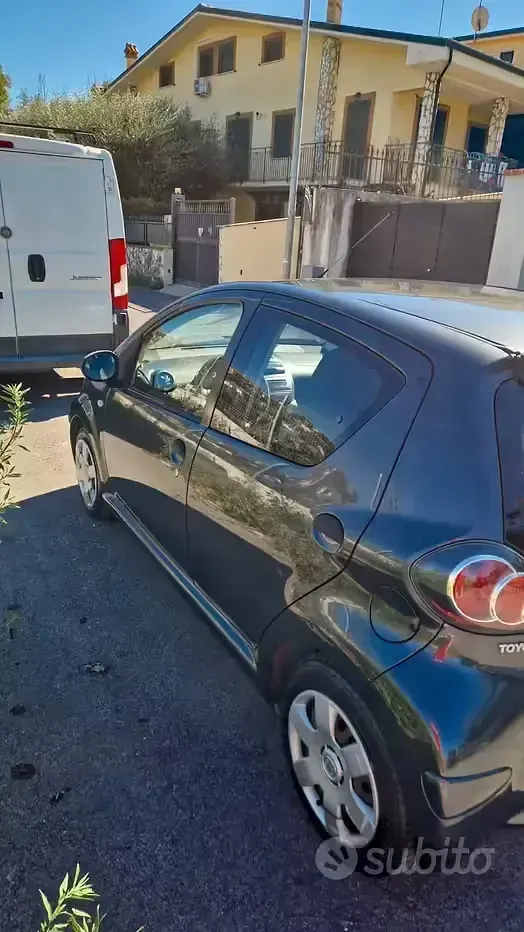 Usata Toyota Aygo 68 CV (50 kW) 2011 Grigio Utilitaria