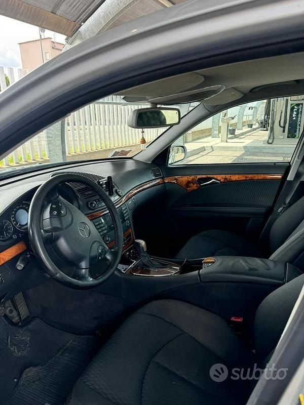 Usata Mercedes E270 177 CV (130 kW) 2003 Grigio Berlina