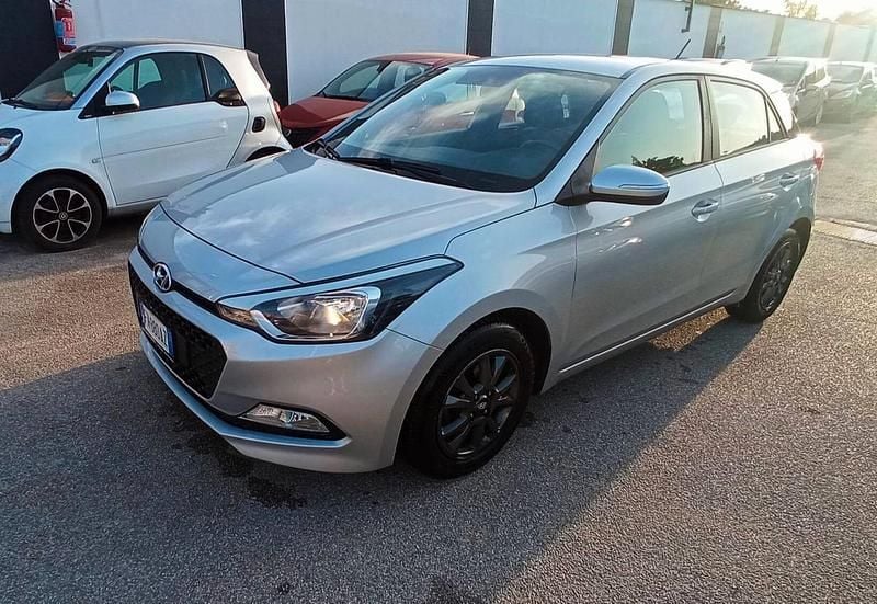 Usata Hyundai i20 73 CV (53 kW) 2018 Argento Berlina