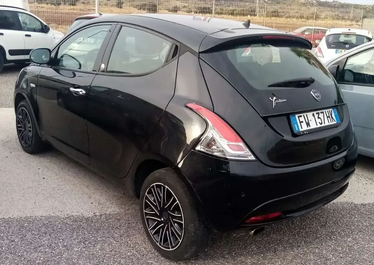 Usata Lancia Ypsilon Gold 69 CV (50 kW) 2019 Nero Utilitaria