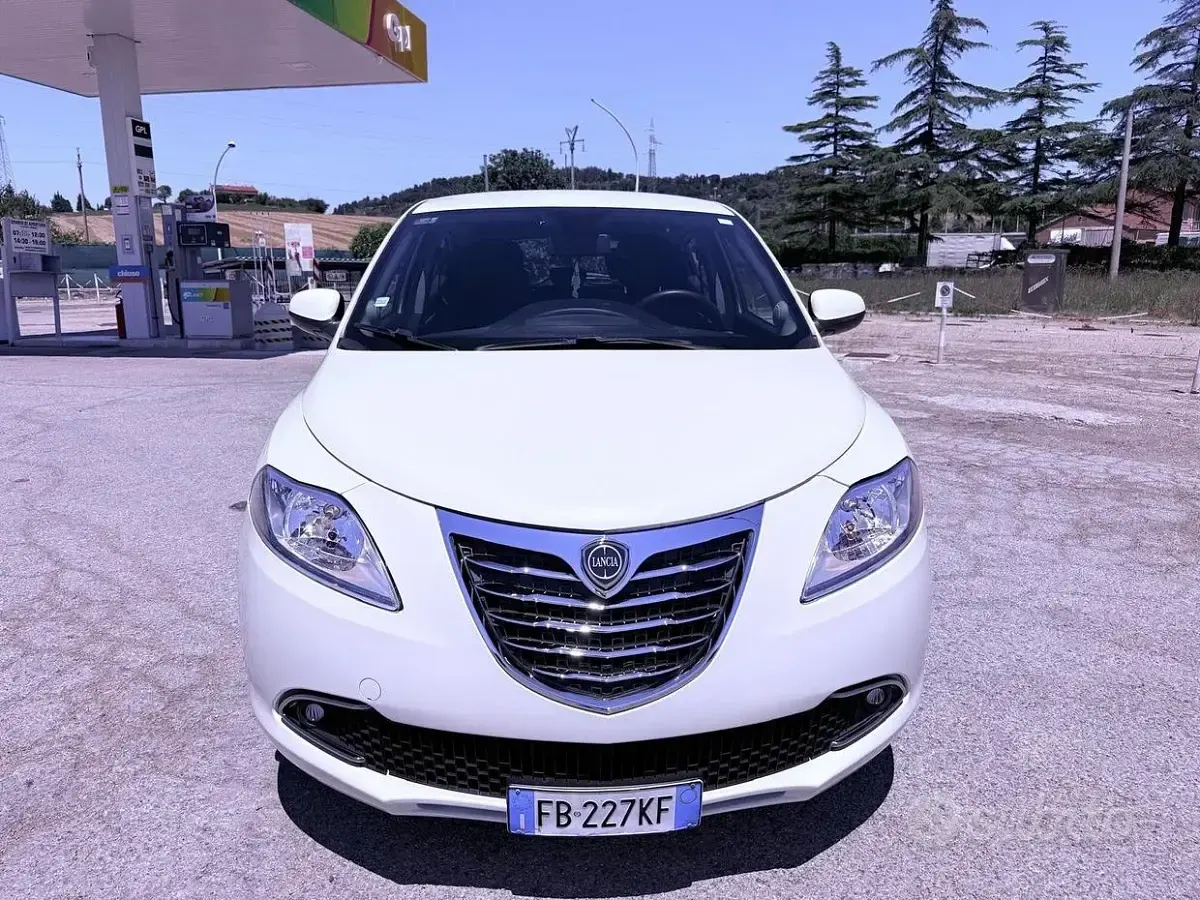 Usata Lancia Ypsilon Silver 69 CV (50 kW) 2015 Bianco Utilitaria