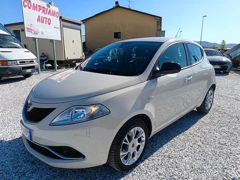 Usata Lancia Ypsilon Gold 69 CV (50 kW) 2016 Beige Utilitaria