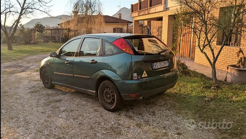 Usata Ford Focus 100 CV (73 kW) 1999 Verde Berlina